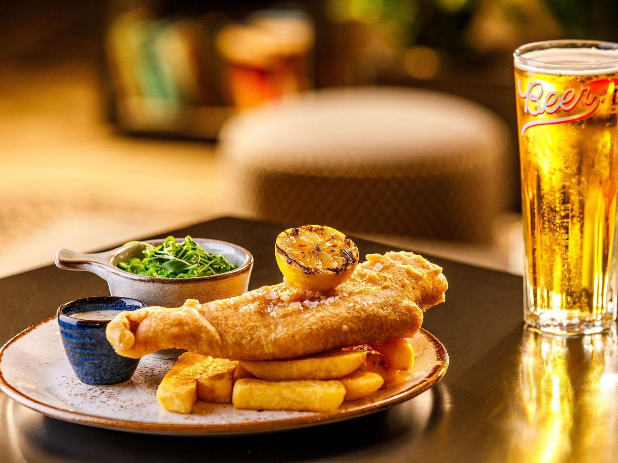 Mercure Cardiff North Hotel Экстерьер фото